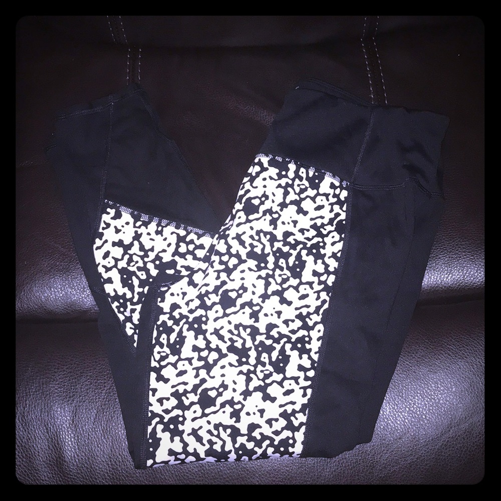 Black and white active wear capris